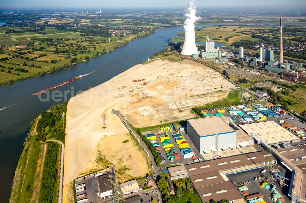 Duisburg from the bird's eye view: Demolition works on Building and production halls on the premises of former paper factory Norske Skog and of Papierfabrik Haindl in the district Walsum in Duisburg in the state North Rhine-Westphalia, Germany