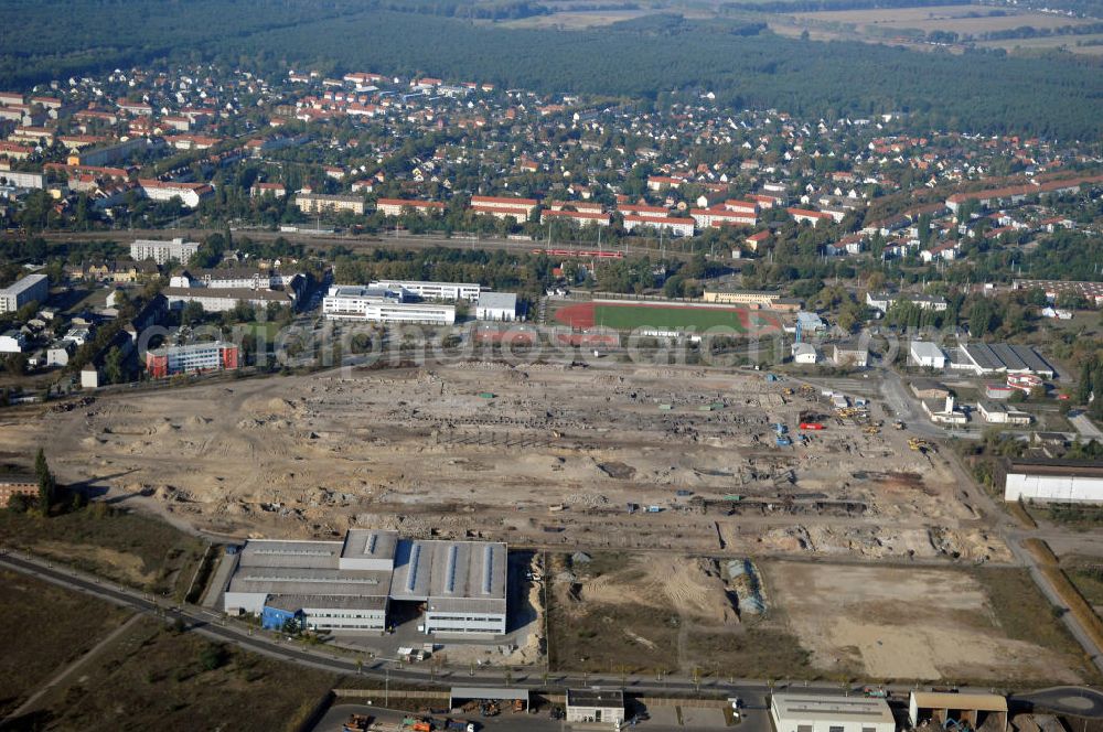 Aerial image Hennigsdorf - Blick auf Abrissfläche / Planfläche des ehemaligen Walzwerkhallen an der Fabrikstraße im Gewerbegebiet Nord. Bis 2010 soll die Erschließung des Areals abgeschlossen sein. Kontakt: GKI -Gesellschaft für kommunale Immobiliendienstleistung mbH, Ansprechpartner: Herr Seefeldt, Wolfgang-Küntscher-Straße 14, 16761 Hennigsdorf, Tel. +49(0)3302 2057-19, Fax +49(0)3302 2057-39, u.seefeldt@gki-hennigsdorf.de