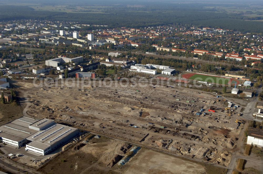 Aerial photograph Hennigsdorf - Blick auf Abrissfläche / Planfläche des ehemaligen Walzwerkhallen an der Fabrikstraße im Gewerbegebiet Nord. Bis 2010 soll die Erschließung des Areals abgeschlossen sein. Kontakt: GKI -Gesellschaft für kommunale Immobiliendienstleistung mbH, Ansprechpartner: Herr Seefeldt, Wolfgang-Küntscher-Straße 14, 16761 Hennigsdorf, Tel. +49(0)3302 2057-19, Fax +49(0)3302 2057-39, u.seefeldt@gki-hennigsdorf.de