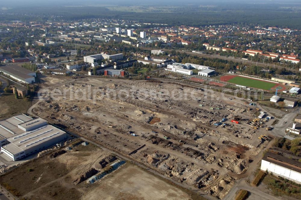 Hennigsdorf from above - Blick auf Abrissfläche / Planfläche des ehemaligen Walzwerkhallen an der Fabrikstraße im Gewerbegebiet Nord. Bis 2010 soll die Erschließung des Areals abgeschlossen sein. Kontakt: GKI -Gesellschaft für kommunale Immobiliendienstleistung mbH, Ansprechpartner: Herr Seefeldt, Wolfgang-Küntscher-Straße 14, 16761 Hennigsdorf, Tel. +49(0)3302 2057-19, Fax +49(0)3302 2057-39, u.seefeldt@gki-hennigsdorf.de