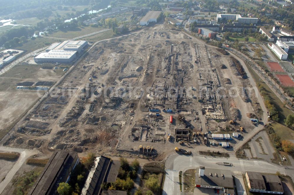 Aerial photograph Hennigsdorf - Blick auf Abrissfläche / Planfläche des ehemaligen Walzwerkhallen an der Fabrikstraße im Gewerbegebiet Nord. Bis 2010 soll die Erschließung des Areals abgeschlossen sein. Kontakt: GKI -Gesellschaft für kommunale Immobiliendienstleistung mbH, Ansprechpartner: Herr Seefeldt, Wolfgang-Küntscher-Straße 14, 16761 Hennigsdorf, Tel. +49(0)3302 2057-19, Fax +49(0)3302 2057-39, u.seefeldt@gki-hennigsdorf.de