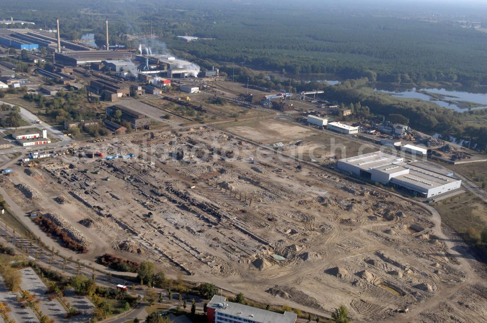 Hennigsdorf from above - Blick auf Abrissfläche / Planfläche des ehemaligen Walzwerkhallen an der Fabrikstraße im Gewerbegebiet Nord. Bis 2010 soll die Erschließung des Areals abgeschlossen sein. Kontakt: GKI -Gesellschaft für kommunale Immobiliendienstleistung mbH, Ansprechpartner: Herr Seefeldt, Wolfgang-Küntscher-Straße 14, 16761 Hennigsdorf, Tel. +49(0)3302 2057-19, Fax +49(0)3302 2057-39, u.seefeldt@gki-hennigsdorf.de