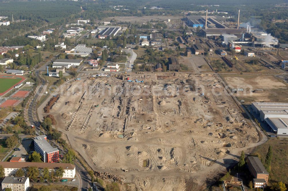 Aerial image Hennigsdorf - Blick auf Abrissfläche / Planfläche des ehemaligen Walzwerkhallen an der Fabrikstraße im Gewerbegebiet Nord. Bis 2010 soll die Erschließung des Areals abgeschlossen sein. Kontakt: GKI -Gesellschaft für kommunale Immobiliendienstleistung mbH, Ansprechpartner: Herr Seefeldt, Wolfgang-Küntscher-Straße 14, 16761 Hennigsdorf, Tel. +49(0)3302 2057-19, Fax +49(0)3302 2057-39, u.seefeldt@gki-hennigsdorf.de