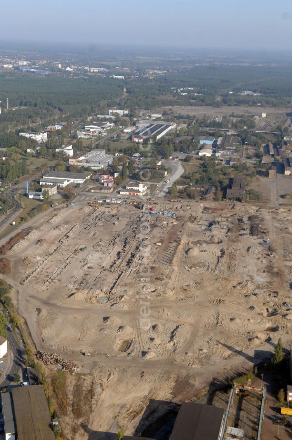 Aerial photograph Hennigsdorf - Blick auf Abrissfläche / Planfläche des ehemaligen Walzwerkhallen an der Fabrikstraße im Gewerbegebiet Nord. Bis 2010 soll die Erschließung des Areals abgeschlossen sein. Kontakt: GKI -Gesellschaft für kommunale Immobiliendienstleistung mbH, Ansprechpartner: Herr Seefeldt, Wolfgang-Küntscher-Straße 14, 16761 Hennigsdorf, Tel. +49(0)3302 2057-19, Fax +49(0)3302 2057-39, u.seefeldt@gki-hennigsdorf.de