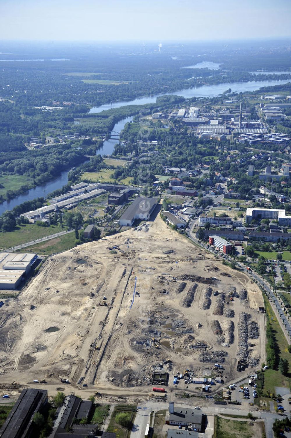 Aerial photograph Hennigsdorf - Blick auf Abrissfläche / Planfläche des ehemaligen Walzwerkhallen an der Fabrikstraße im Gewerbegebiet Nord. Bis 2011 soll die Erschließung des Areals abgeschlossen sein. Kontakt: GKI -Gesellschaft für kommunale Immobiliendienstleistung mbH -