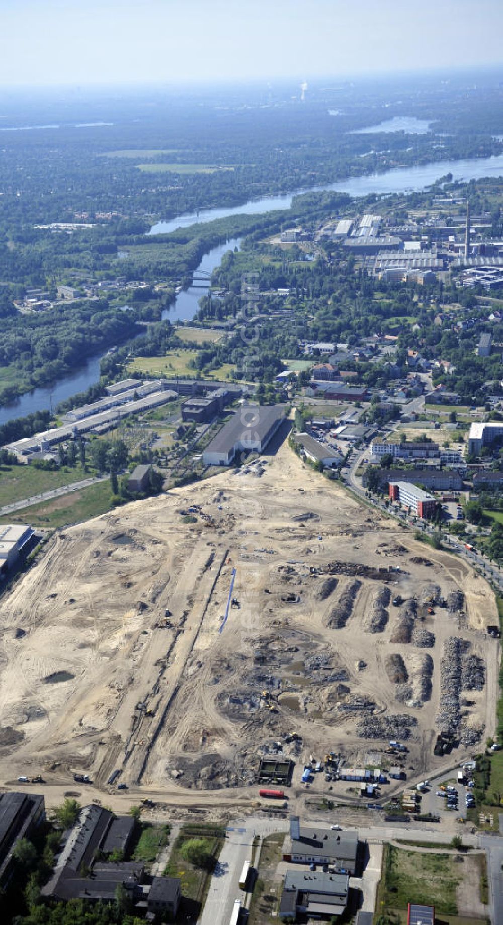 Aerial photograph Hennigsdorf - Blick auf Abrissfläche / Planfläche des ehemaligen Walzwerkhallen an der Fabrikstraße im Gewerbegebiet Nord. Bis 2011 soll die Erschließung des Areals abgeschlossen sein. Kontakt: GKI -Gesellschaft für kommunale Immobiliendienstleistung mbH -