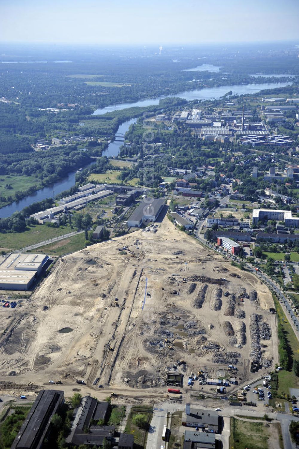 Aerial photograph Hennigsdorf - Blick auf Abrissfläche / Planfläche des ehemaligen Walzwerkhallen an der Fabrikstraße im Gewerbegebiet Nord. Bis 2011 soll die Erschließung des Areals abgeschlossen sein. Kontakt: GKI -Gesellschaft für kommunale Immobiliendienstleistung mbH -