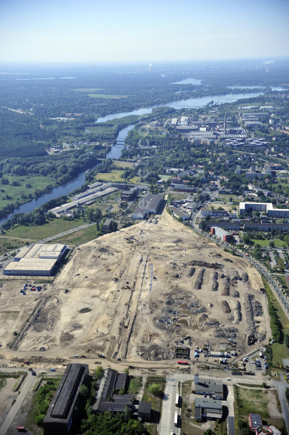 Hennigsdorf from above - Blick auf Abrissfläche / Planfläche des ehemaligen Walzwerkhallen an der Fabrikstraße im Gewerbegebiet Nord. Bis 2011 soll die Erschließung des Areals abgeschlossen sein. Kontakt: GKI -Gesellschaft für kommunale Immobiliendienstleistung mbH -