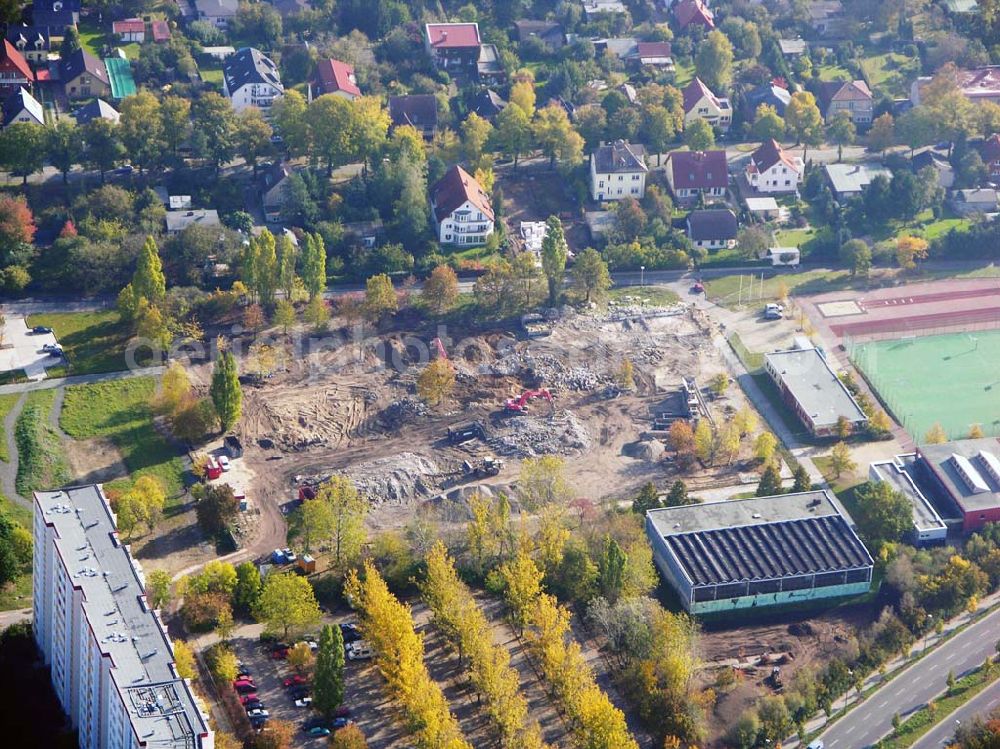 Berlin - Marzahn from the bird's eye view: 20.10.2004 Blick auf die Abrißfläche vom ehemaligen Schulgebäude am Eugen-Roth-Weg 18 in Berlin-Marzahn - ein Projekt der Firma RWG Bauschuttrecycling GmbH Berlin (030 70193220)