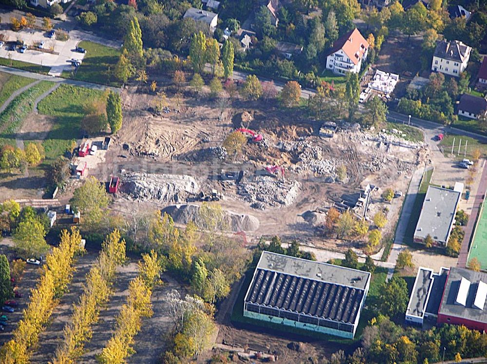 Aerial image Berlin - Marzahn - 20.10.2004 Blick auf die Abrißfläche vom ehemaligen Schulgebäude am Eugen-Roth-Weg 18 in Berlin-Marzahn - ein Projekt der Firma RWG Bauschuttrecycling GmbH Berlin (030 70193220)