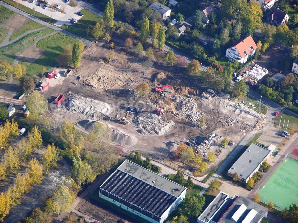 Aerial photograph Berlin - Marzahn - 20.10.2004 Blick auf die Abrißfläche vom ehemaligen Schulgebäude am Eugen-Roth-Weg 18 in Berlin-Marzahn - ein Projekt der Firma RWG Bauschuttrecycling GmbH Berlin (030 70193220)