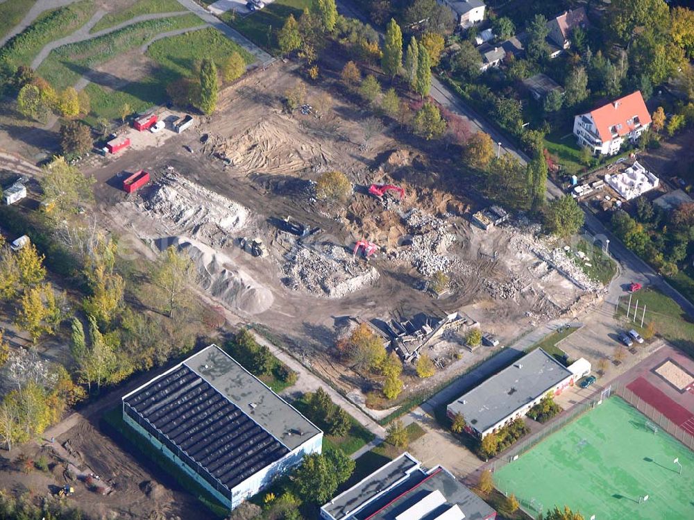 Berlin - Marzahn from above - 20.10.2004 Blick auf die Abrißfläche vom ehemaligen Schulgebäude am Eugen-Roth-Weg 18 in Berlin-Marzahn - ein Projekt der Firma RWG Bauschuttrecycling GmbH Berlin (030 70193220)