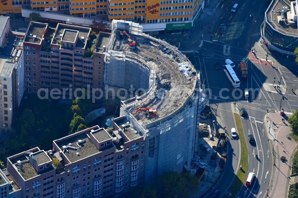 Berlin from the bird's eye view: Demolition area of office buildings Home of formerly headquarter of Berliner Volksbank on Budapester Strasse corner Kurfuerstenstrasse in the district Mitte in Berlin, Germany