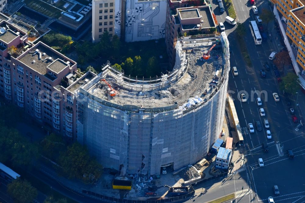 Berlin from the bird's eye view: Demolition area of office buildings Home of formerly headquarter of Berliner Volksbank on Budapester Strasse corner Kurfuerstenstrasse in the district Mitte in Berlin, Germany