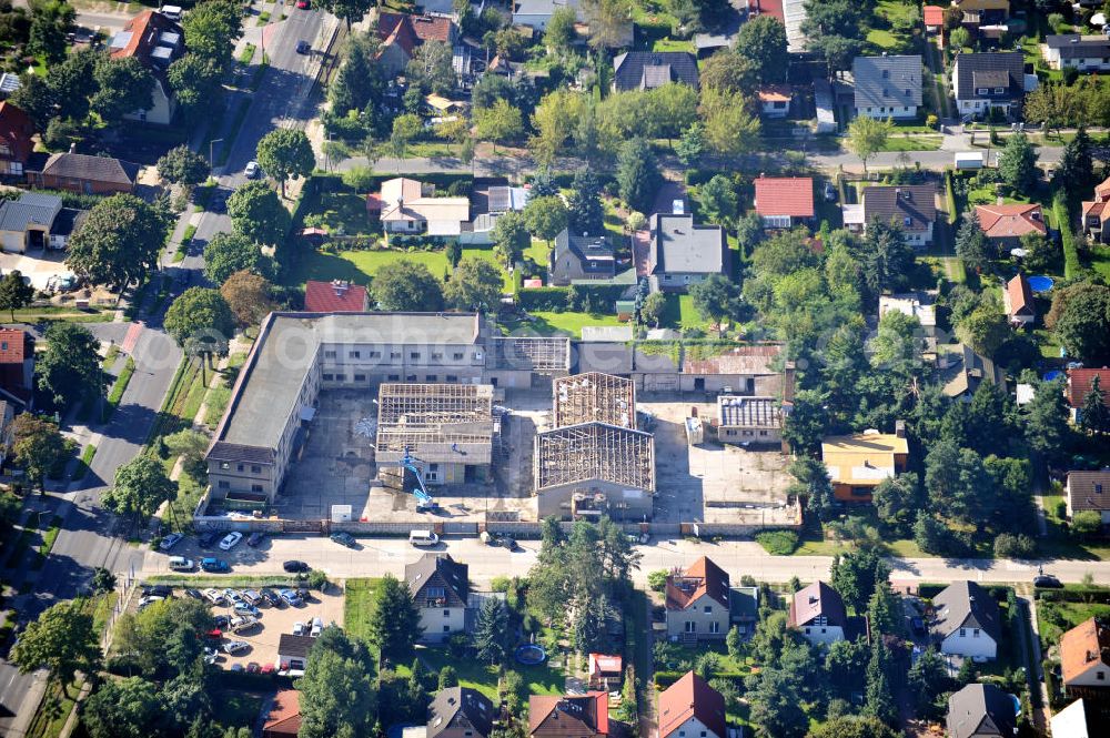 Berlin Mahlsdorf from the bird's eye view: Die Abrissfläche eines ehemaligen Gewerbehauses für einen Discountmarkt am Hultschiner Damm Ecke Rastatter Straße in Berlin-Mahlsdorf. A demolition area of a former commercial building at the Hultschiner Damm at the corner of the Rastatter Strasse in Berlin-Mahlsdorf.