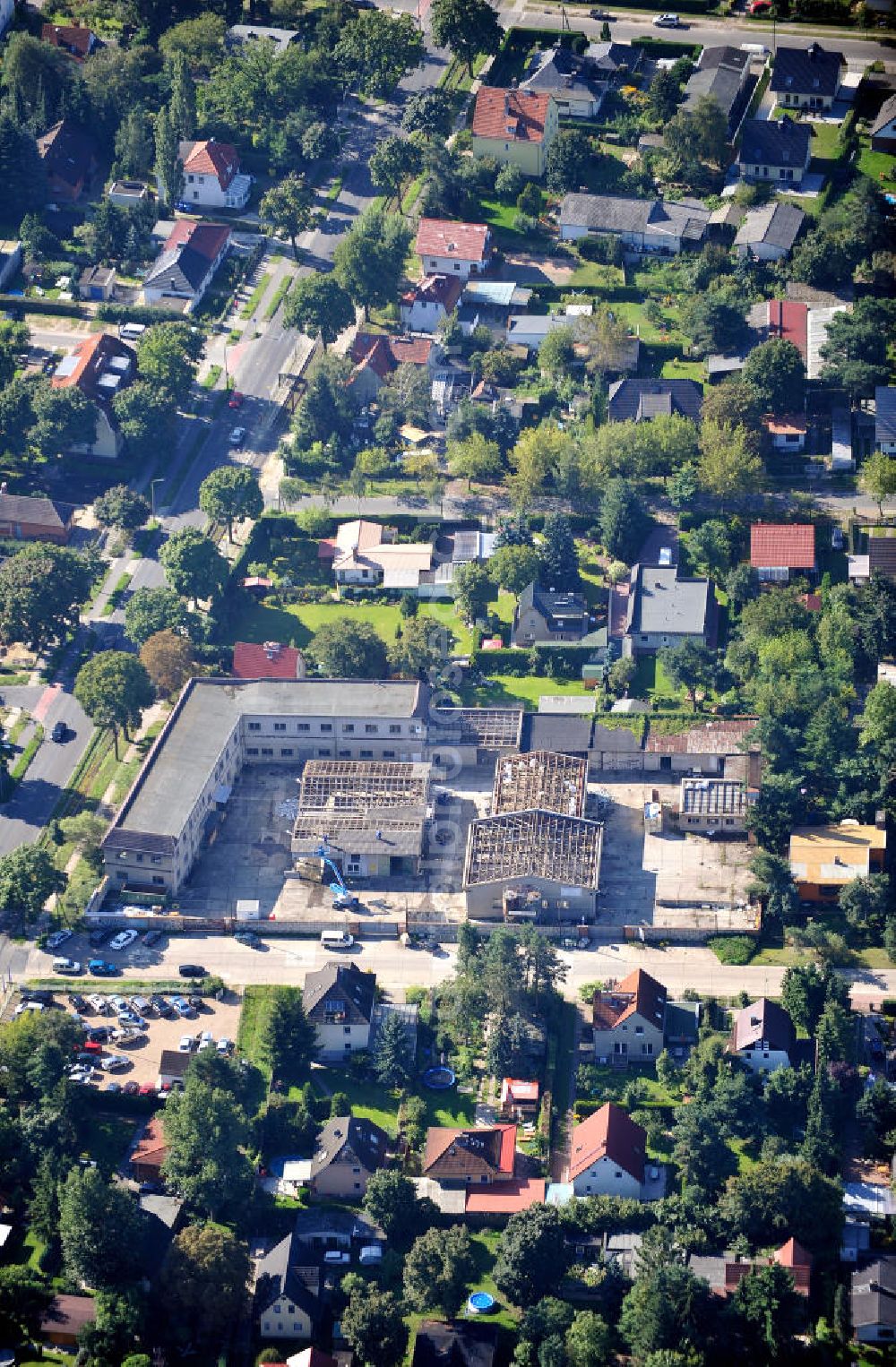 Aerial image Berlin Mahlsdorf - Die Abrissfläche eines ehemaligen Gewerbehauses für einen Discountmarkt am Hultschiner Damm Ecke Rastatter Straße in Berlin-Mahlsdorf. A demolition area of a former commercial building at the Hultschiner Damm at the corner of the Rastatter Strasse in Berlin-Mahlsdorf.