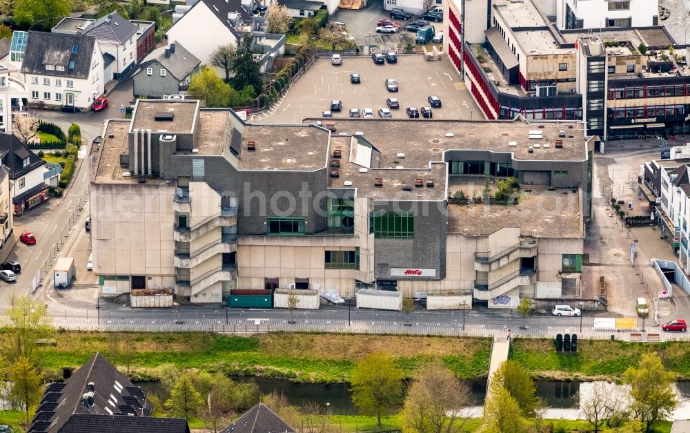 Meschede from the bird's eye view: Demolition work on the ruins of the former store building HERTIE on Winziger Platz in Meschede in the state North Rhine-Westphalia