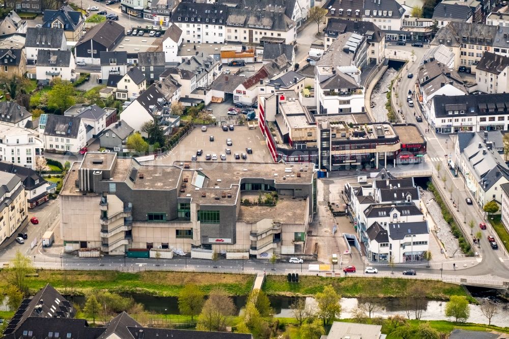 Aerial image Meschede - Demolition work on the ruins of the former store building HERTIE on Winziger Platz in Meschede in the state North Rhine-Westphalia