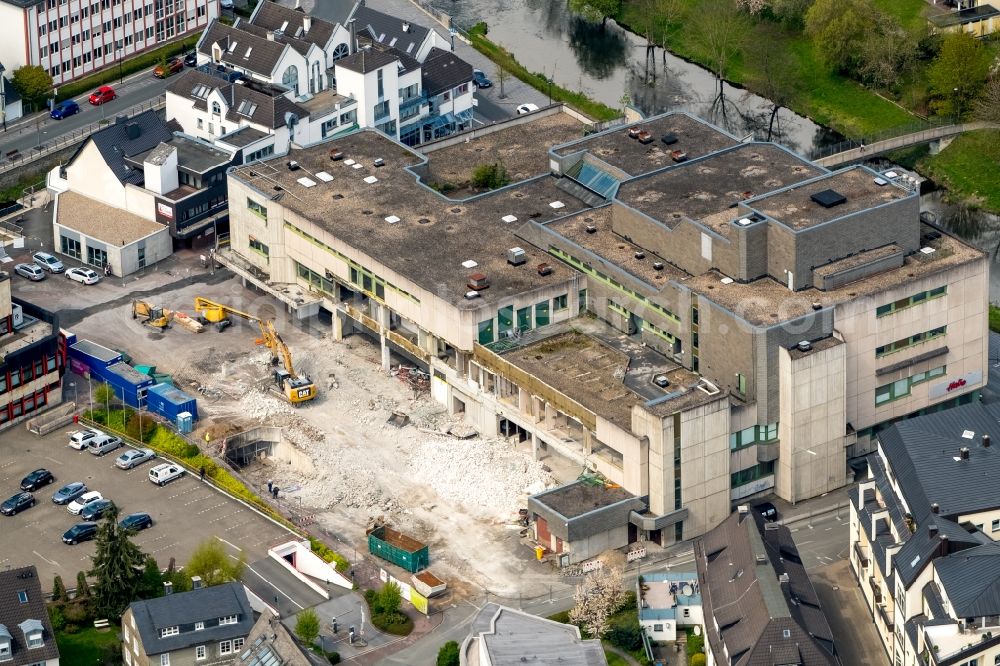 Aerial photograph Meschede - Demolition work on the ruins of the former store building HERTIE on Winziger Platz in Meschede in the state North Rhine-Westphalia