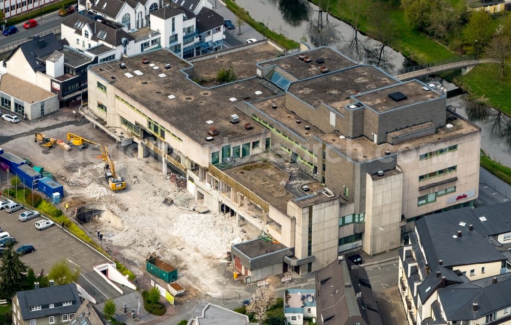 Meschede from above - Demolition work on the ruins of the former store building HERTIE on Winziger Platz in Meschede in the state North Rhine-Westphalia