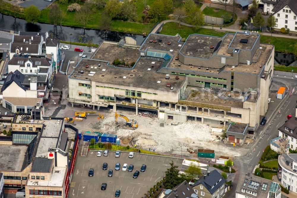 Meschede from the bird's eye view: Demolition work on the ruins of the former store building HERTIE on Winziger Platz in Meschede in the state North Rhine-Westphalia