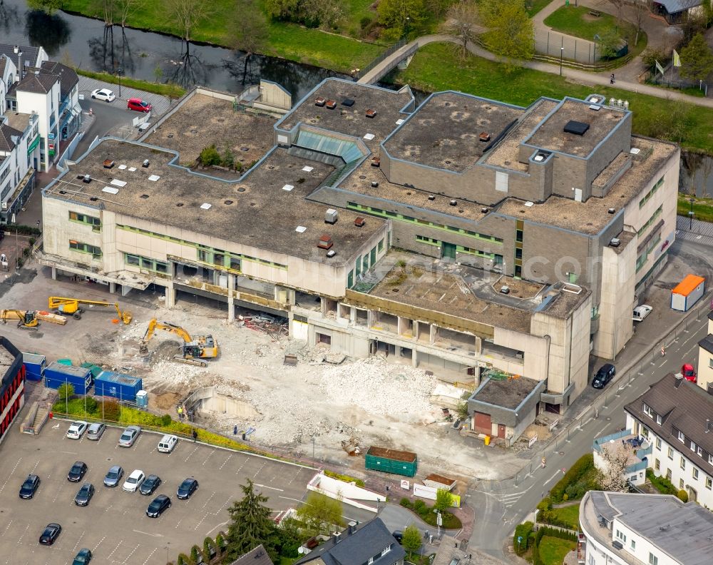 Aerial image Meschede - Demolition work on the ruins of the former store building HERTIE on Winziger Platz in Meschede in the state North Rhine-Westphalia