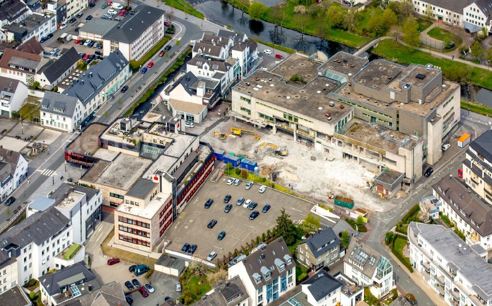 Aerial photograph Meschede - Demolition work on the ruins of the former store building HERTIE on Winziger Platz in Meschede in the state North Rhine-Westphalia