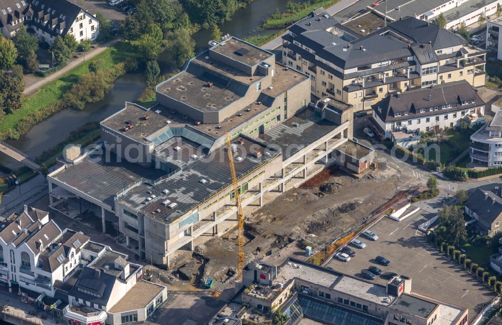 Meschede from above - Demolition work on the ruins of the former store building HERTIE on Winziger Platz in Meschede in the state North Rhine-Westphalia