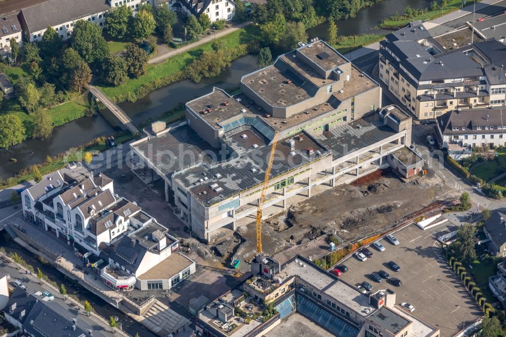 Meschede from the bird's eye view: Demolition work on the ruins of the former store building HERTIE on Winziger Platz in Meschede in the state North Rhine-Westphalia