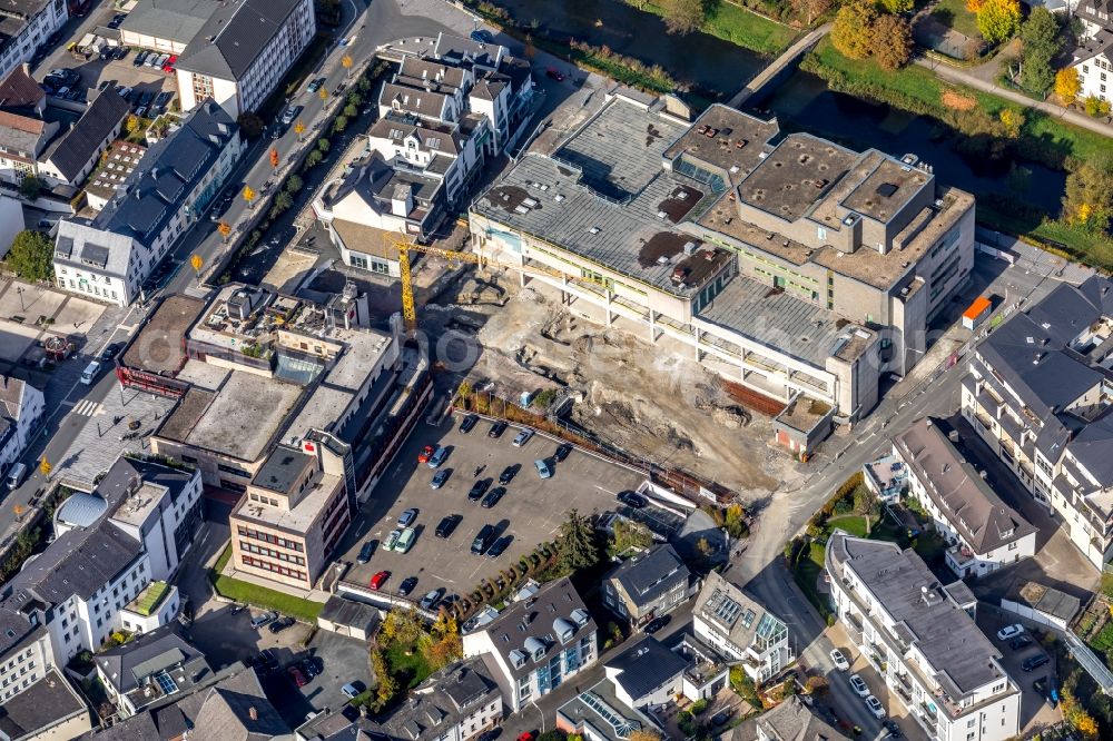 Meschede from the bird's eye view: Demolition work on the ruins of the former store building HERTIE on Winziger Platz in Meschede in the state North Rhine-Westphalia