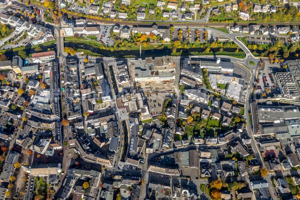 Aerial image Meschede - Demolition work on the ruins of the former store building HERTIE on Winziger Platz in Meschede in the state North Rhine-Westphalia