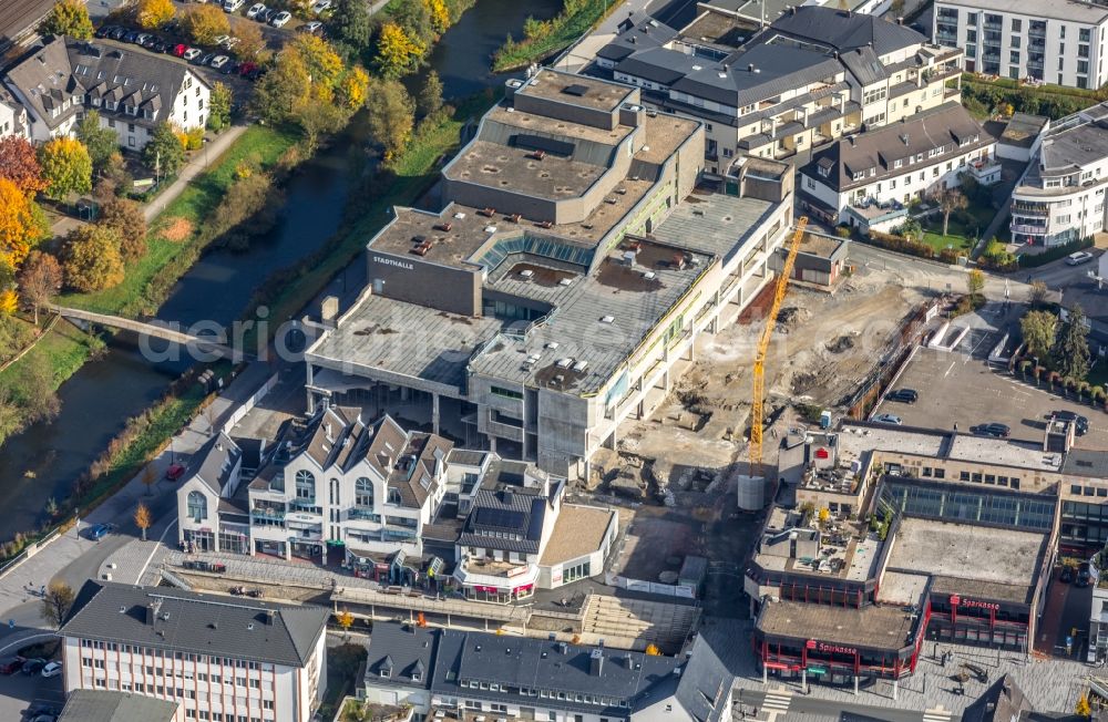 Aerial photograph Meschede - Demolition work on the ruins of the former store building HERTIE on Winziger Platz in Meschede in the state North Rhine-Westphalia