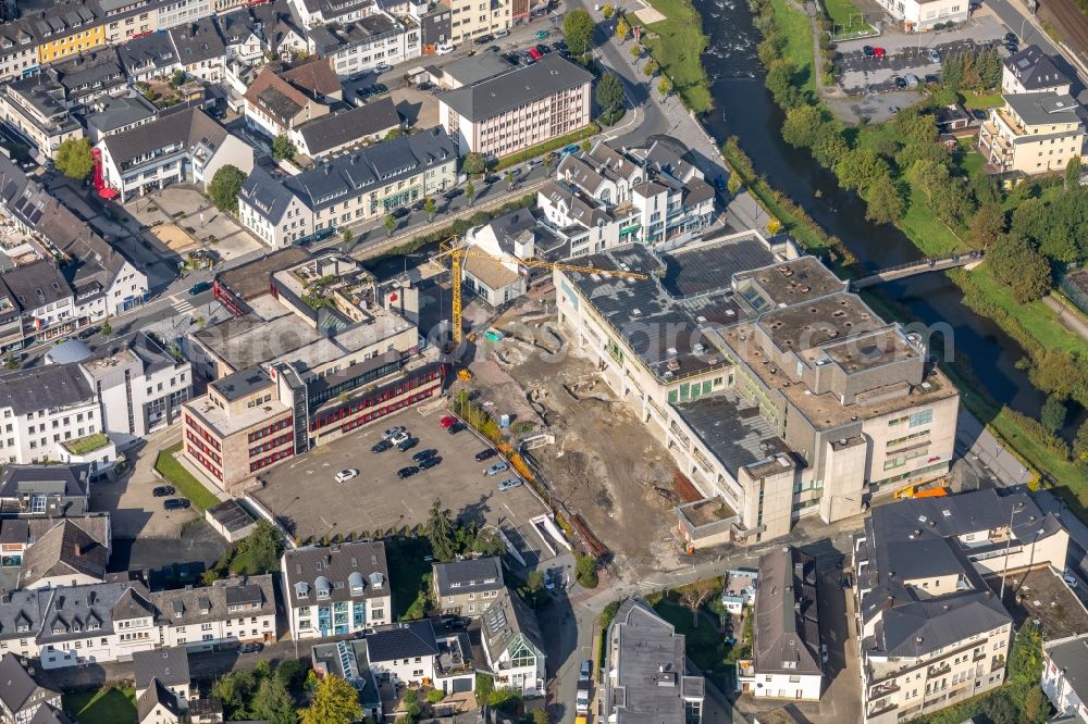 Meschede from the bird's eye view: Demolition work on the ruins of the former store building HERTIE on Winziger Platz in Meschede in the state North Rhine-Westphalia