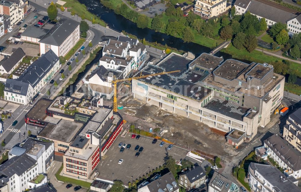 Aerial image Meschede - Demolition work on the ruins of the former store building HERTIE on Winziger Platz in Meschede in the state North Rhine-Westphalia