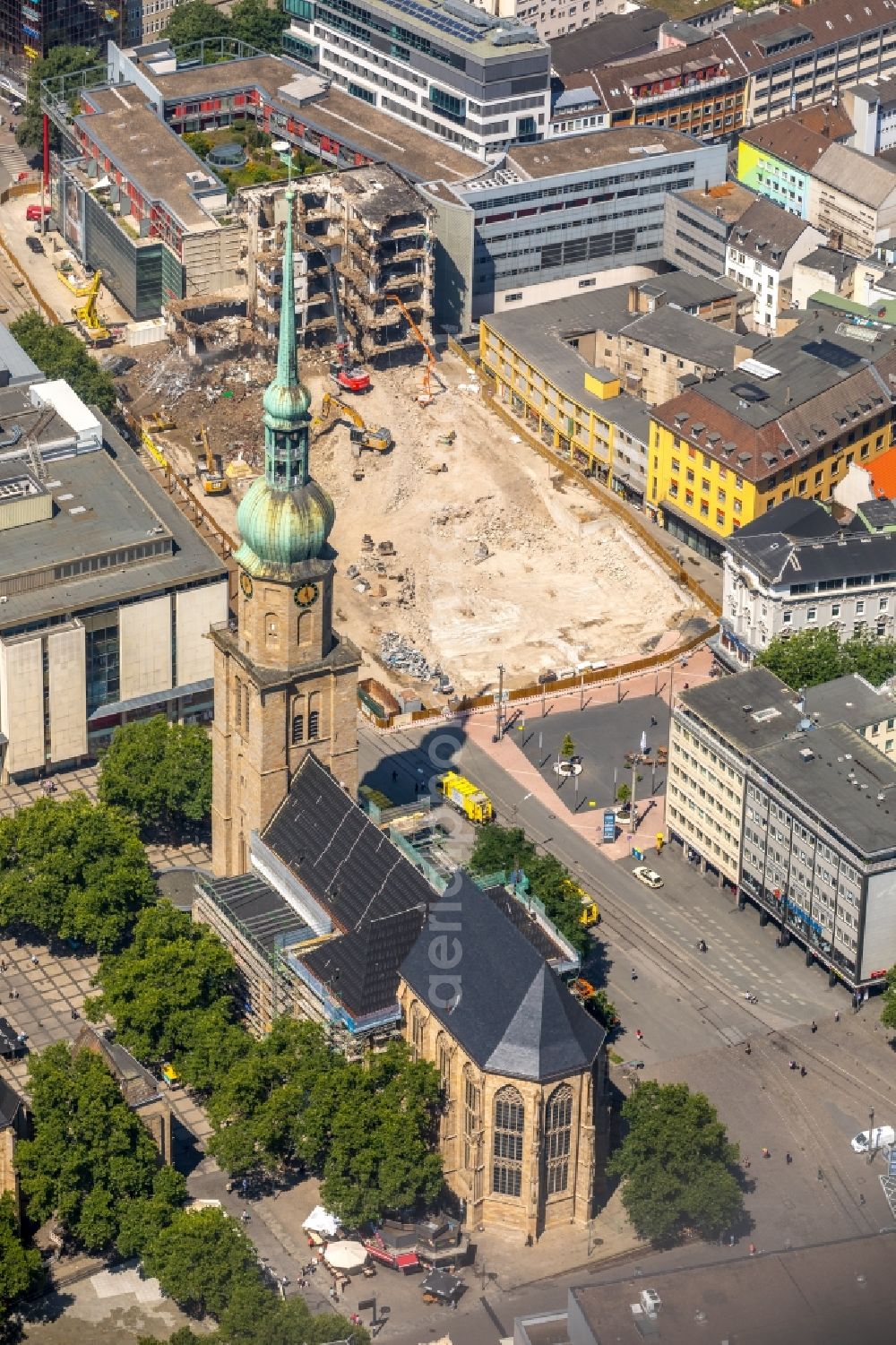 Aerial image Dortmund - Demolition work on the ruins of the former store building on Kampstrasse in Dortmund in the state North Rhine-Westphalia, Germany