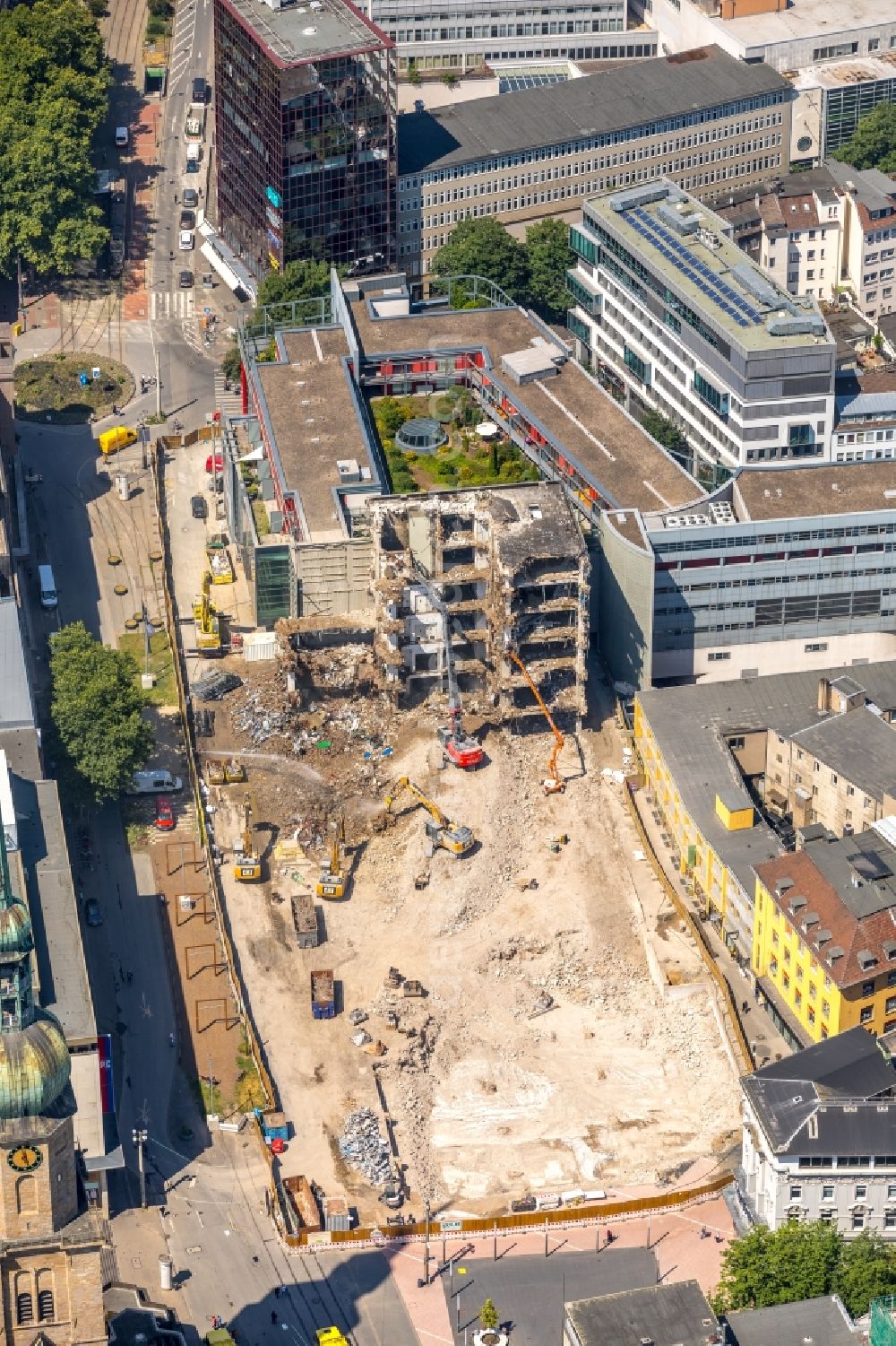 Dortmund from above - Demolition work on the ruins of the former store building on Kampstrasse in Dortmund in the state North Rhine-Westphalia, Germany