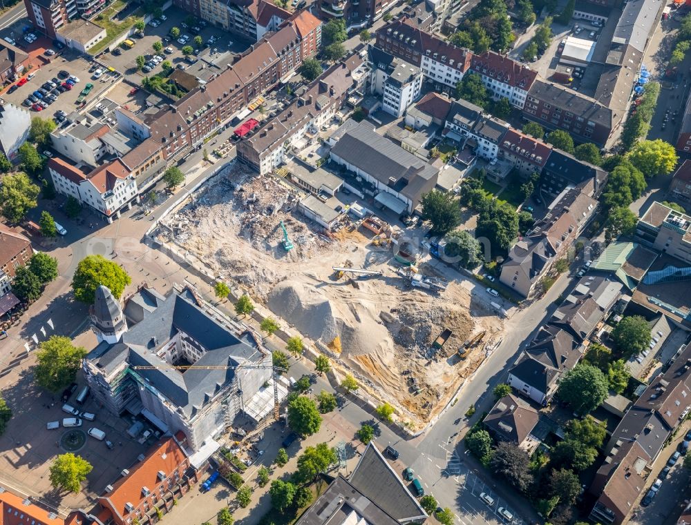 Gladbeck from the bird's eye view: Demolition work of TG Umwelttechnik GmbH on the ruins of the former store building of Karstadt - Kette on Friedrich-Ebert-Strasse in Gladbeck in the state North Rhine-Westphalia, Germany