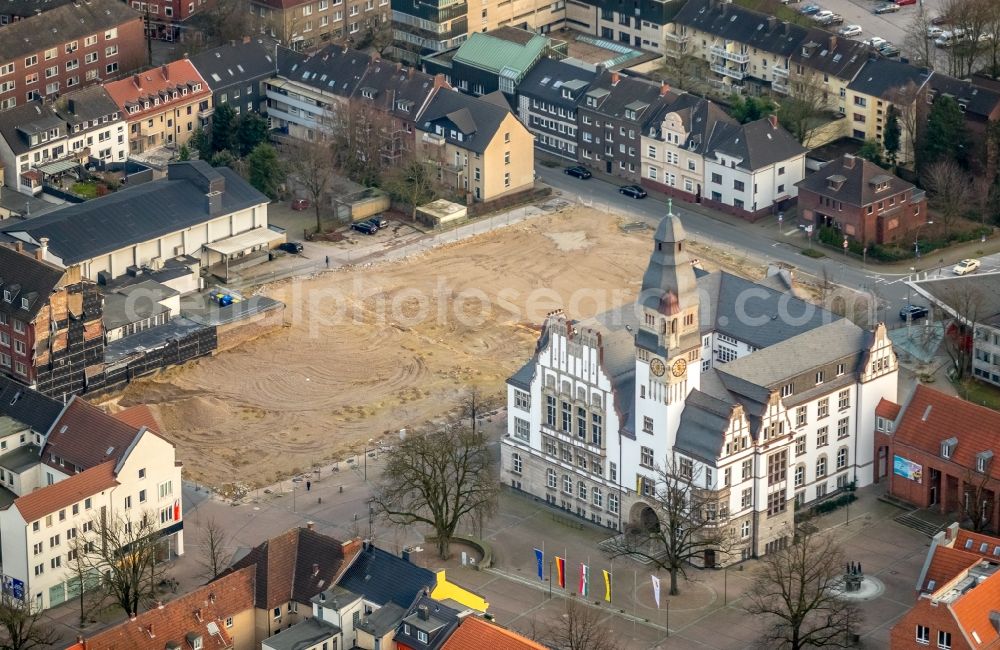 Gladbeck from above - Demolition work of TG Umwelttechnik GmbH on the ruins of the former store building of Karstadt - Kette on Friedrich-Ebert-Strasse in Gladbeck in the state North Rhine-Westphalia, Germany