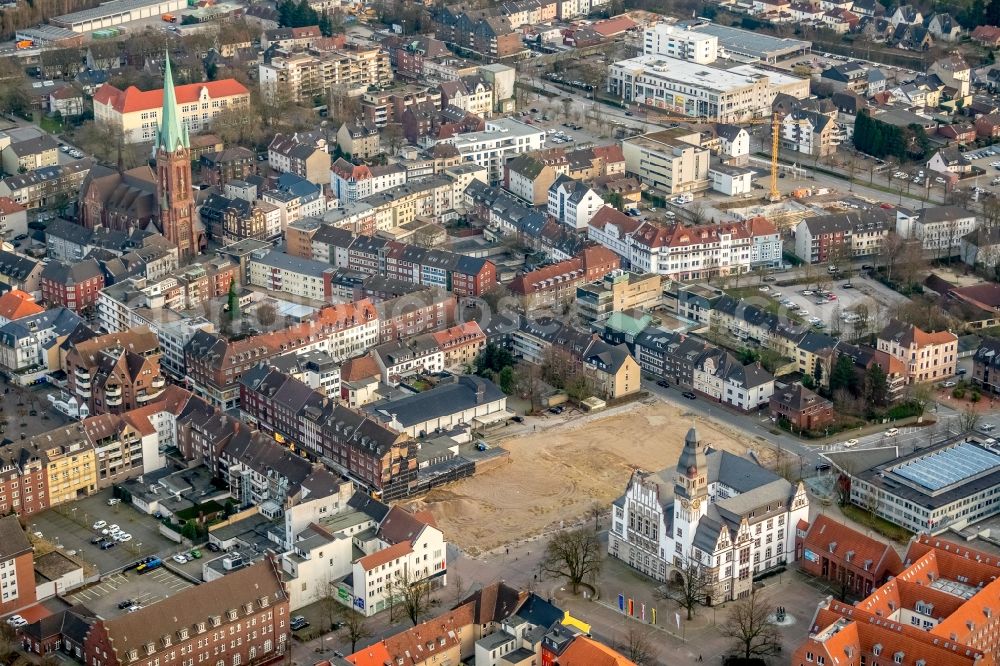 Gladbeck from the bird's eye view: Demolition work of TG Umwelttechnik GmbH on the ruins of the former store building of Karstadt - Kette on Friedrich-Ebert-Strasse in Gladbeck in the state North Rhine-Westphalia, Germany