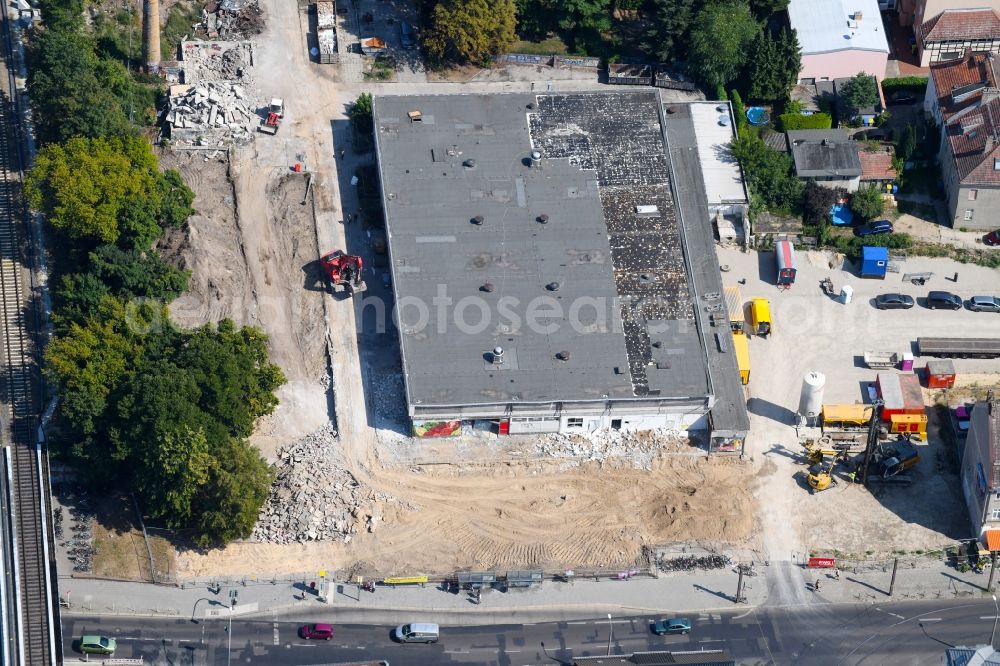 Berlin from the bird's eye view: Demolition work on the ruins of the former store building on Hoenower Strasse in the district Mahlsdorf in Berlin, Germany