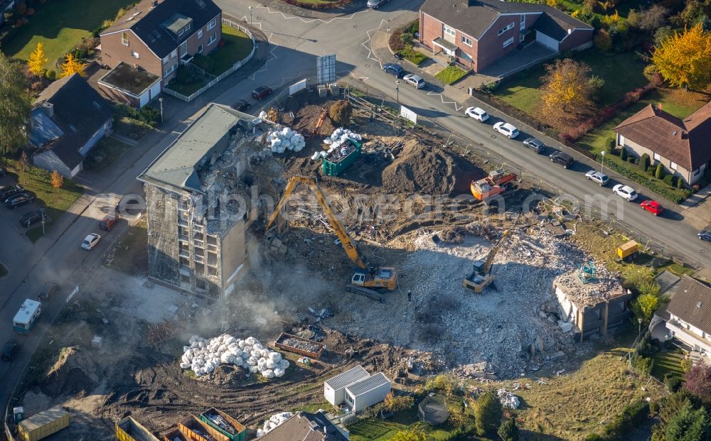 Hamm from the bird's eye view: Demolition area of the former nurses' home of the former children's clinic in the Kolpingstrasse in Hamm in the state North Rhine-Westphalia. Responsible company is Liebherr