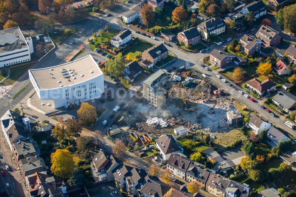 Aerial image Hamm - Demolition area of the former nurses' home of the former children's clinic in the Kolpingstrasse in Hamm in the state North Rhine-Westphalia. Responsible company is Liebherr