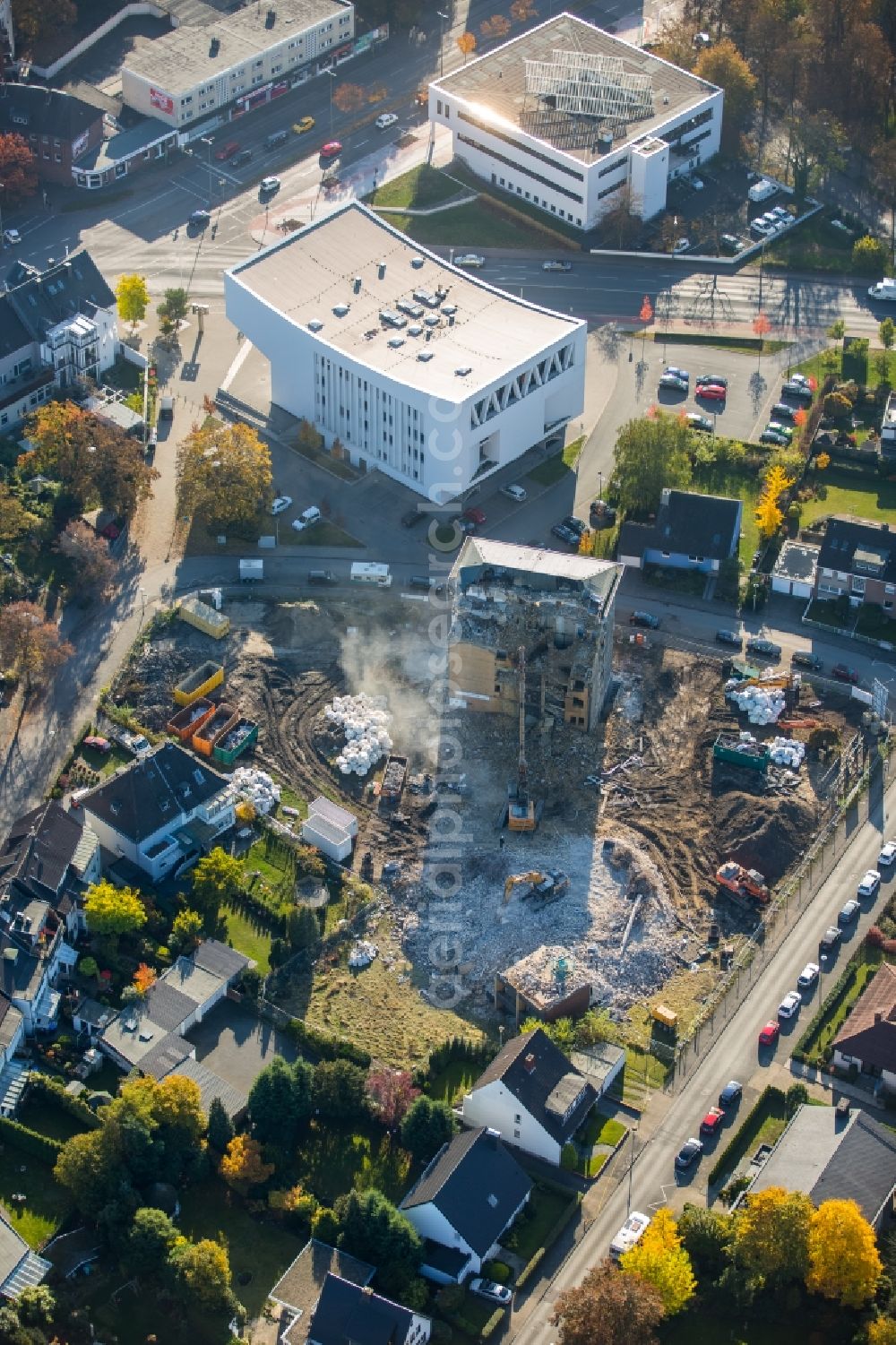 Aerial photograph Hamm - Demolition area of the former nurses' home of the former children's clinic in the Kolpingstrasse in Hamm in the state North Rhine-Westphalia. Responsible company is Liebherr