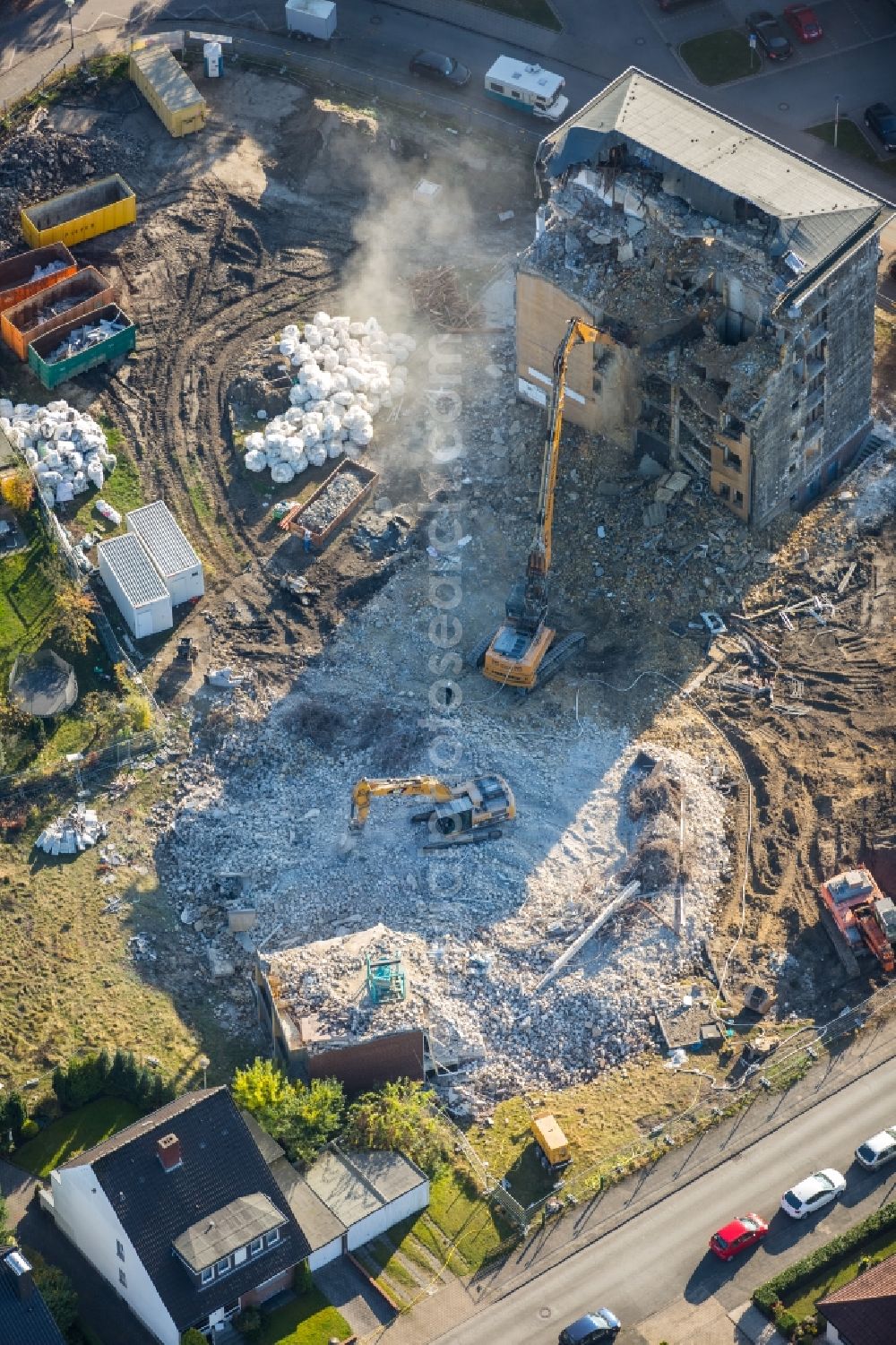 Hamm from above - Demolition area of the former nurses' home of the former children's clinic in the Kolpingstrasse in Hamm in the state North Rhine-Westphalia. Responsible company is Liebherr