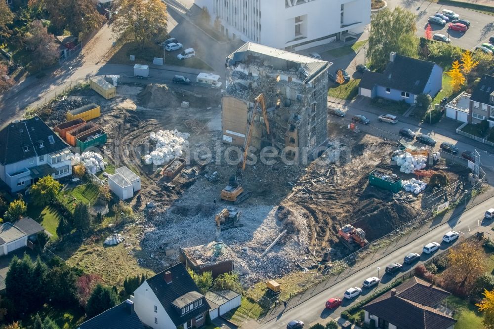 Hamm from the bird's eye view: Demolition area of the former nurses' home of the former children's clinic in the Kolpingstrasse in Hamm in the state North Rhine-Westphalia. Responsible company is Liebherr