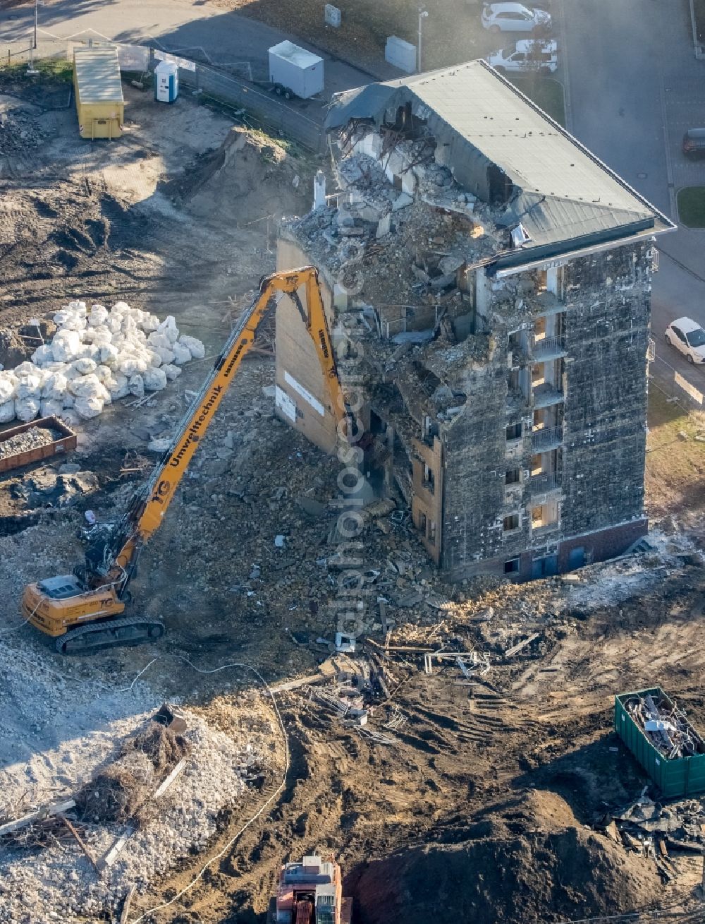 Aerial photograph Hamm - Demolition area of the former nurses' home of the former children's clinic in the Kolpingstrasse in Hamm in the state North Rhine-Westphalia. Responsible company is Liebherr