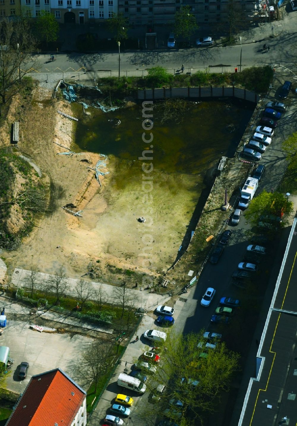 Berlin from the bird's eye view: Demolition of the building area of formerly GDR- Kaufhalle on Alfred-Kowalke-Strasse corner Charlottenstrasse in the district Friedrichsfelde in Berlin