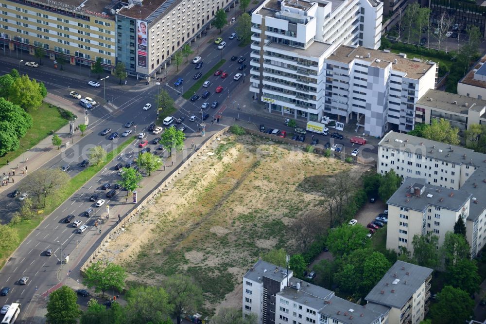 Berlin from the bird's eye view: Demolition of the building area of former IBA- Settlement am Luetzowplatz in Berlin in Germany