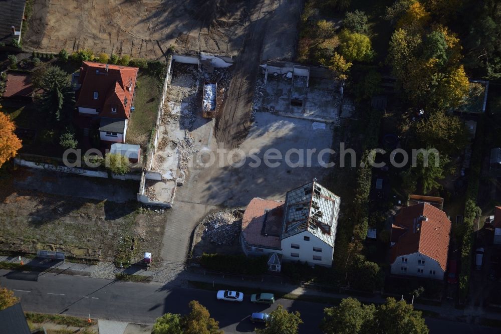 Aerial photograph Berlin Mahlsdorf - Demolition of the building area of Giesestrasse - Hoenower Strasse in Berlin Mahlsdorf in the state Berlin. The grocery chain Lidl Dienstleistung GmbH & Co. KG is planning to build a branch in the land