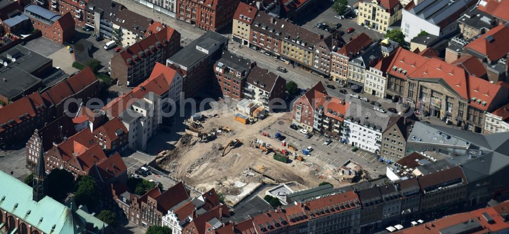 Aerial photograph Lübeck - Demolition of the building area of car park building on street Fuenfhausen - Beckergrube - Mengstrasse in Luebeck in the state Schleswig-Holstein